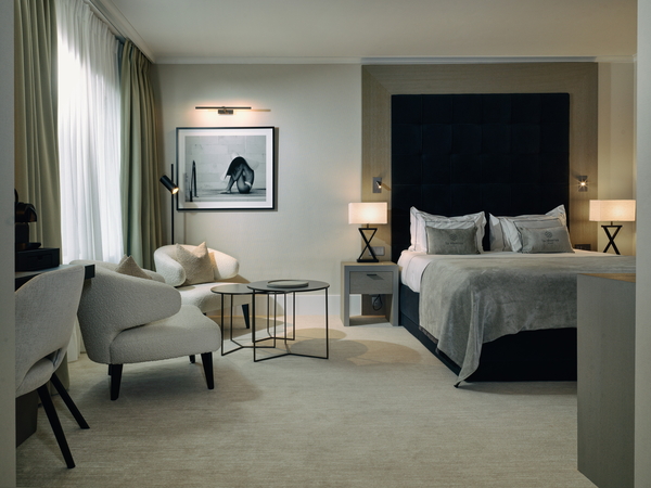 Hotelkamer met gordijnen en bedlinnen van Altex Raamdecoratie